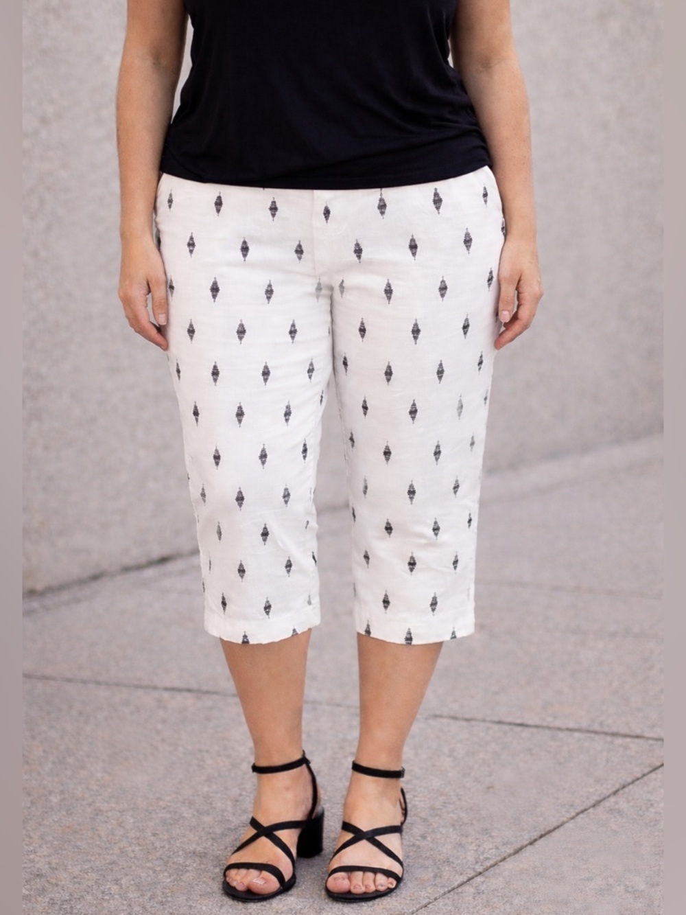 APT 9 SZ 12 black & white capri pants w/front zipper & 2 rear pockets, waist 36”